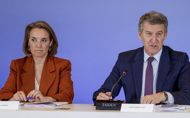 El líder del PP, Alberto Núñez Feijóo, acompañado de la secretaria general, Cuca Gamarra, en la sede de Génova.