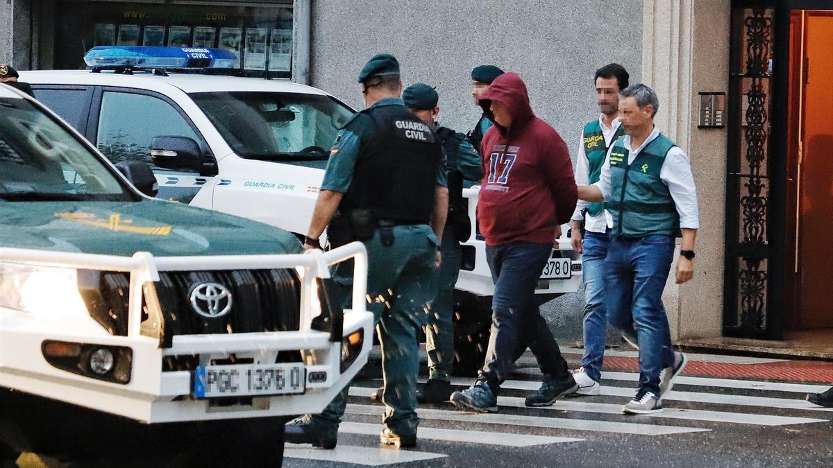 El detenido por la muerte de Elisa Abruñedo, durante el registro de su vivienda.