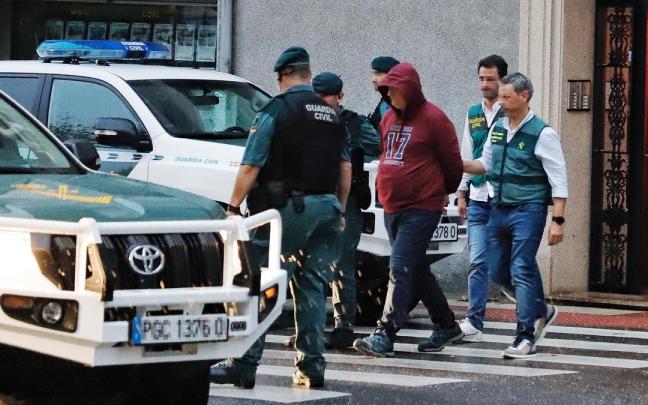 El detenido por la muerte de Elisa Abruñedo, durante el registro de su vivienda.