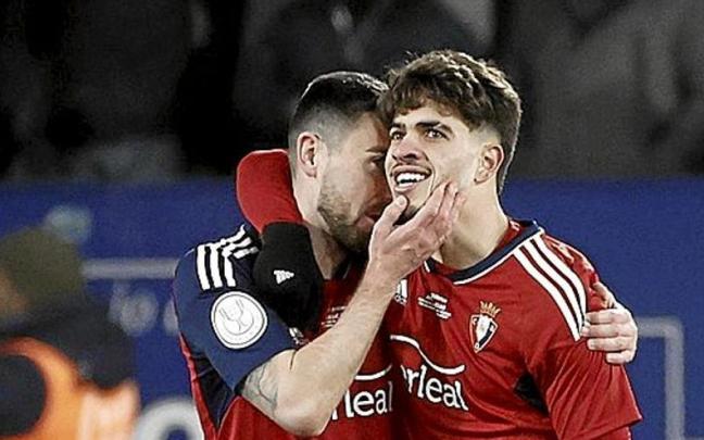 Moi G&oacute;mez felicita a Abde por el gol marcado ayer en El Sadar. | FOTO: EFE