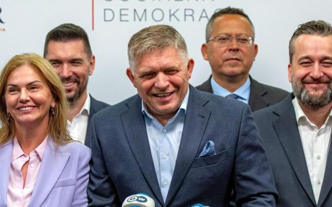 Robert Fico junto a miembros de su partido Smer tras ganar los comicios. Robert Fico junto a miembros de su partido Smer tras ganar los comicios.