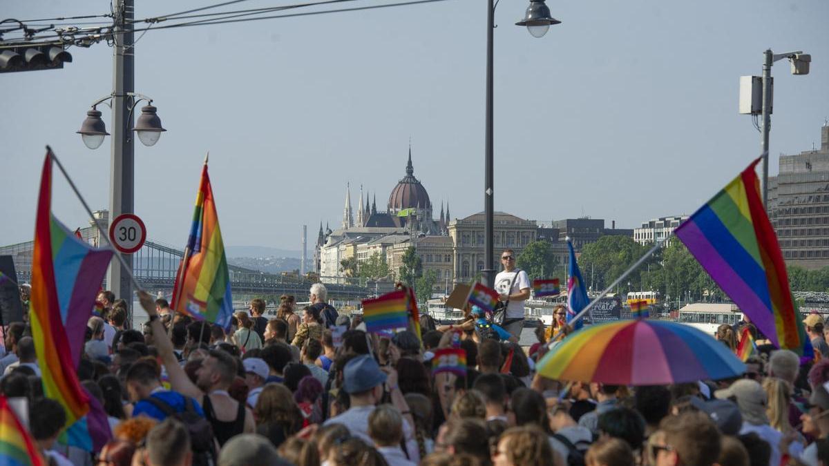 El edificio del Parlamento húngaro se observa en el fondo de la imagen durante un desfile del Orgullo en Budapest.