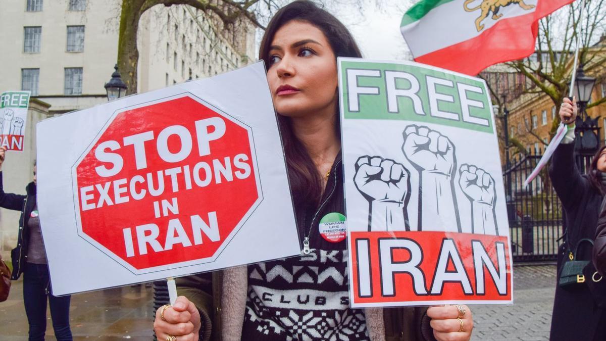 Una mujer pide el fin de las ejecuciones en Irán durante una protesta en Londres.