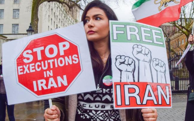 Una mujer pide el fin de las ejecuciones en Irán durante una protesta en Londres. / CONTACTO vía Europa Press Una mujer pide el fin de las ejecuciones en Irán durante una protesta en Londres.