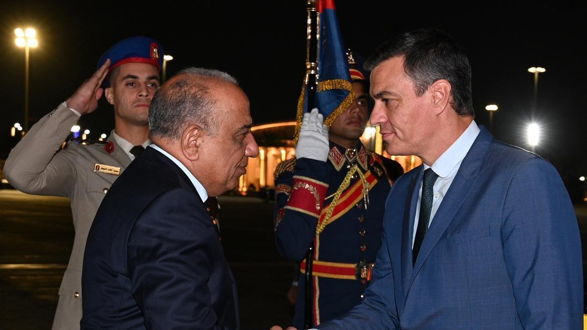 El presidente de la República de Egipto, Abdelfatah al Sisi, estrechando la mano del presidente del Gobierno español en funciones, Pedro Sánchez.