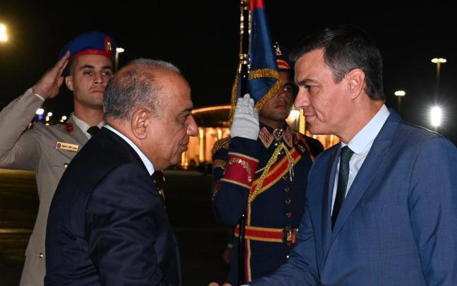El presidente de la República de Egipto, Abdelfatah al Sisi, estrechando la mano del presidente del Gobierno español en funciones, Pedro Sánchez.