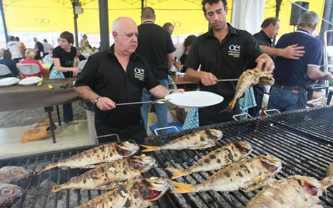 Besugo a la parrilla en una edición anterior del Bisigu Eguna de Orio. / Gorka Estrada Besugo a la parrilla en una edición anterior del Bisigu Eguna de Orio.