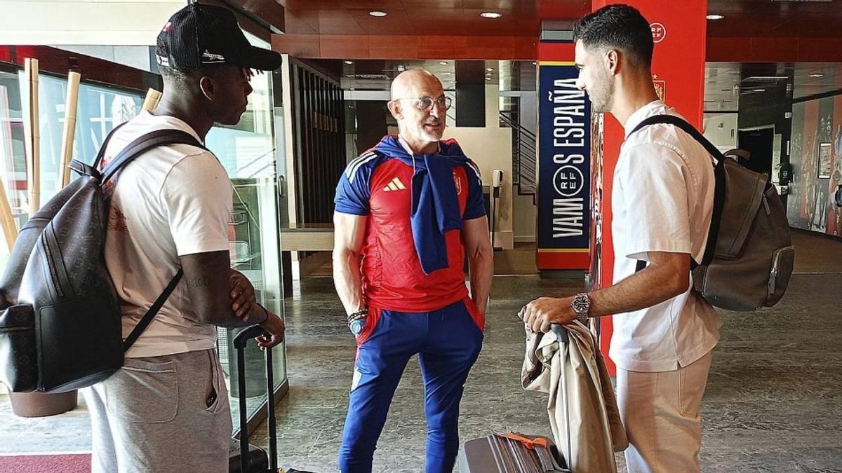 Mikel Merino y Nico Williams junto al seleccionador Luis de la Fuente. / EP