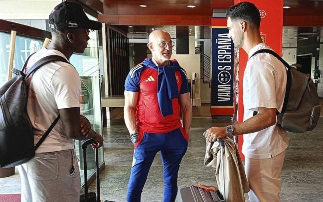 Mikel Merino y Nico Williams junto al seleccionador Luis de la Fuente. / EP