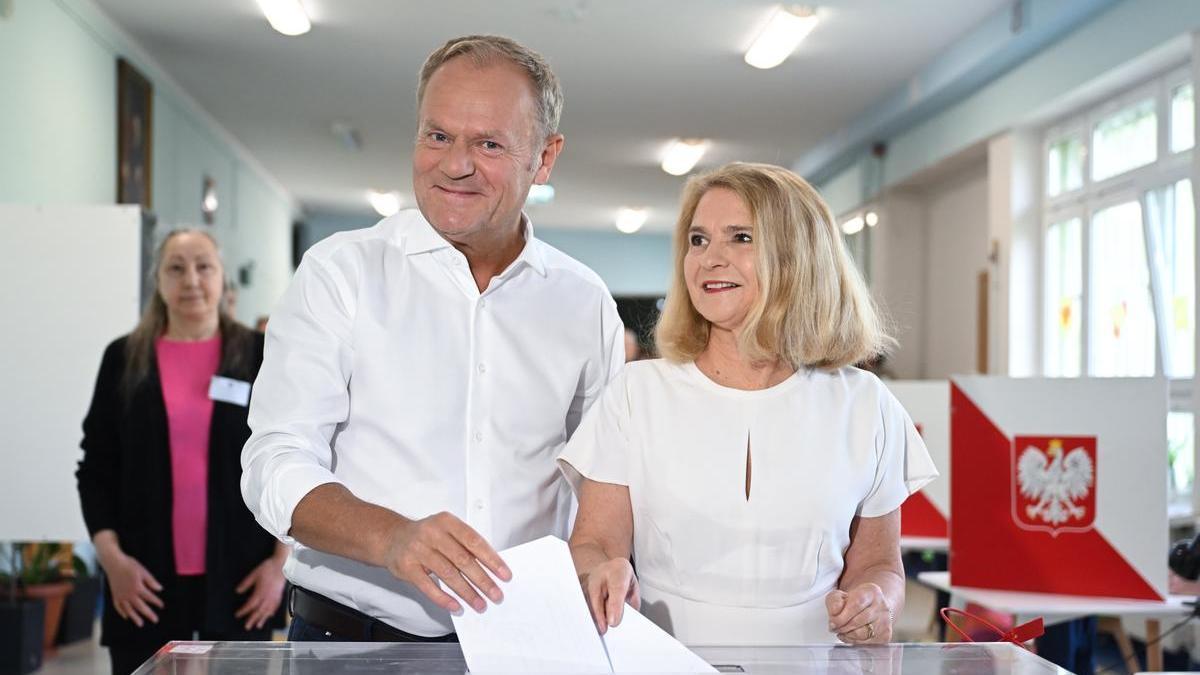 El primer ministro de Polonia, Donald Tusk, y su esposa depositan sus votos en la segunda vuelta de las elecciones presidenciales.