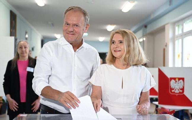 El primer ministro de Polonia, Donald Tusk, y su esposa depositan sus votos en la segunda vuelta de las elecciones presidenciales. / EFE El primer ministro de Polonia, Donald Tusk, y su esposa depositan sus votos en la segunda vuelta de las elecciones presidenciales.