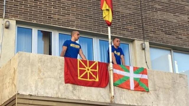 Los dos jóvenes, en el balcón del Gobierno Militar Los dos jóvenes, en el balcón del Gobierno Militar