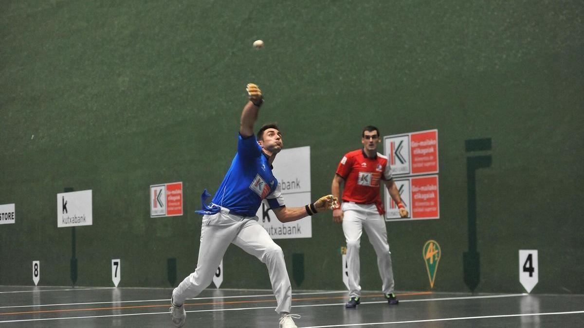 Peio Etxeberria, en el partido en el que batió el pasado viernes a Ezkurdia en el Club Deportivo.