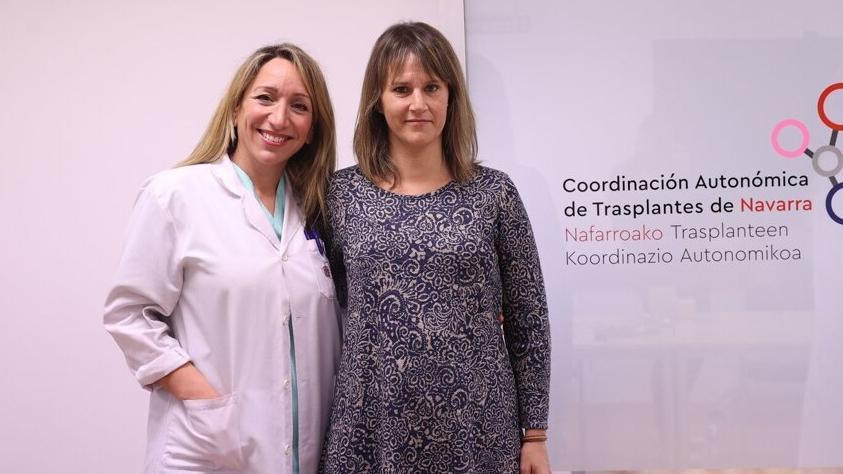 La enfermera Sara Sánchez, junto a Alba Azparren Larrea.