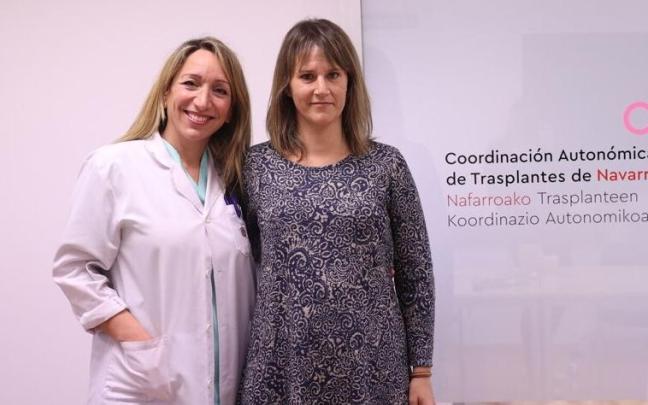 La enfermera Sara Sánchez, junto a Alba Azparren Larrea.