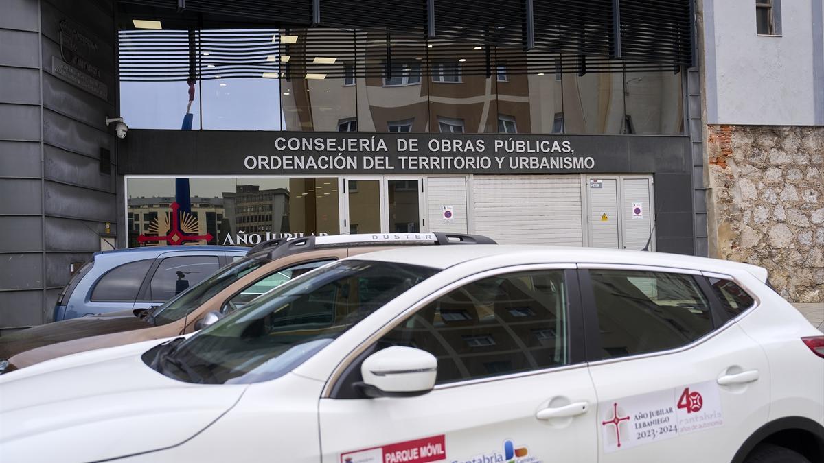 La fachada de la Consejería de Obras Públicas, Ordenación del Territorio y Urbanismo de Cantabria.
