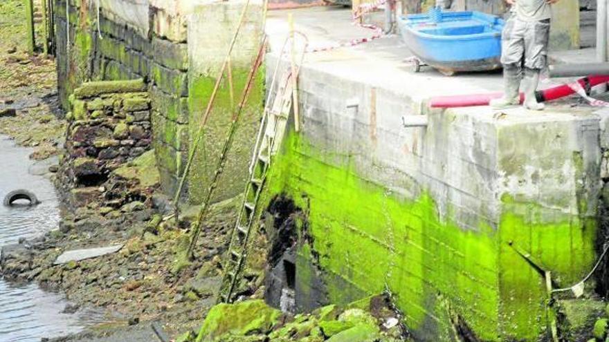 Desagües que vierten directamente a la bahía.