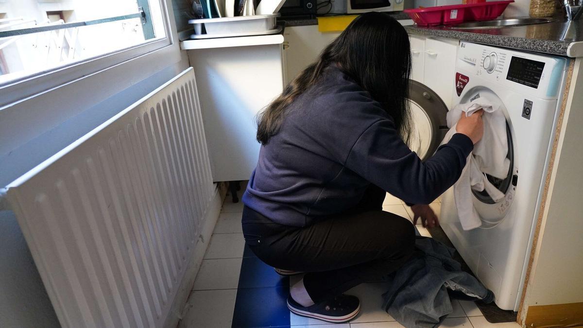 Algunos hogares de rentas bajas se ven obligados a reducir el uso de sus electrodomésticos.