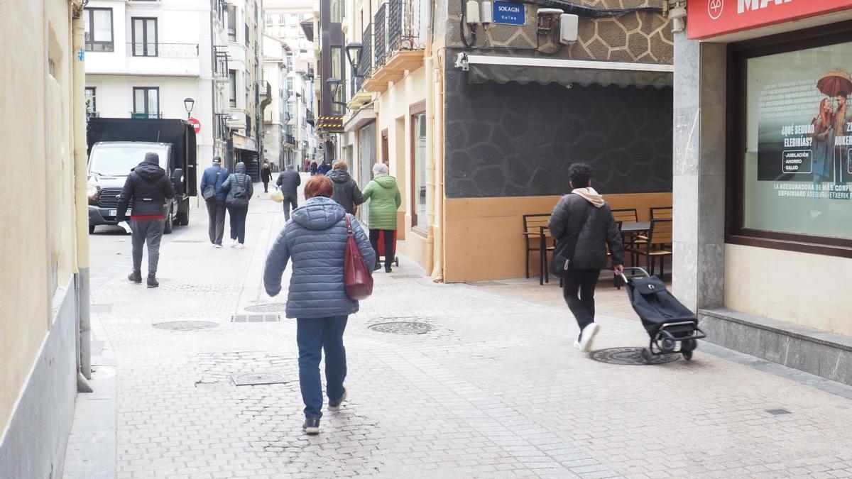 Un grupo de vecinos de Deba transita por las calles del centro urbano de la localidad.