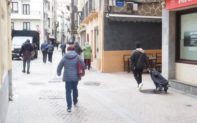 Un grupo de vecinos de Deba transita por las calles del centro urbano de la localidad.