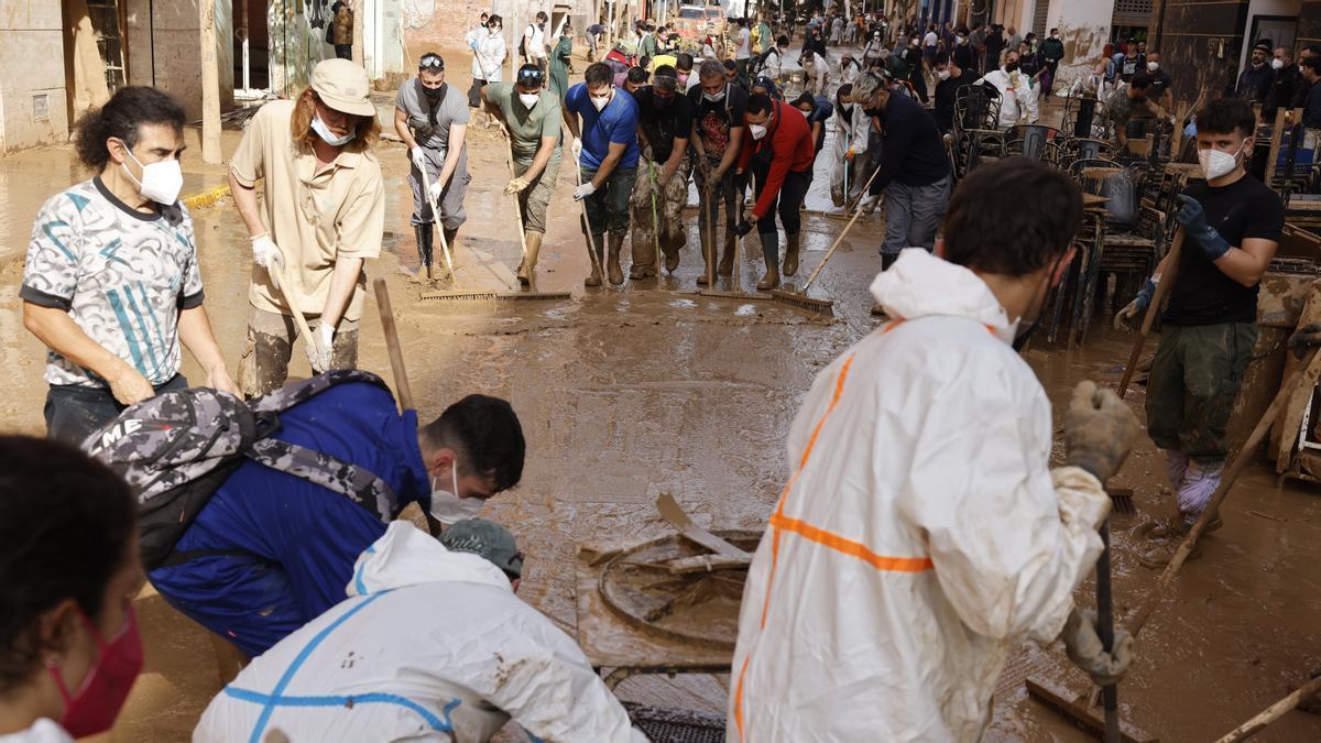 Voluntarios trabajando en Paiporta.