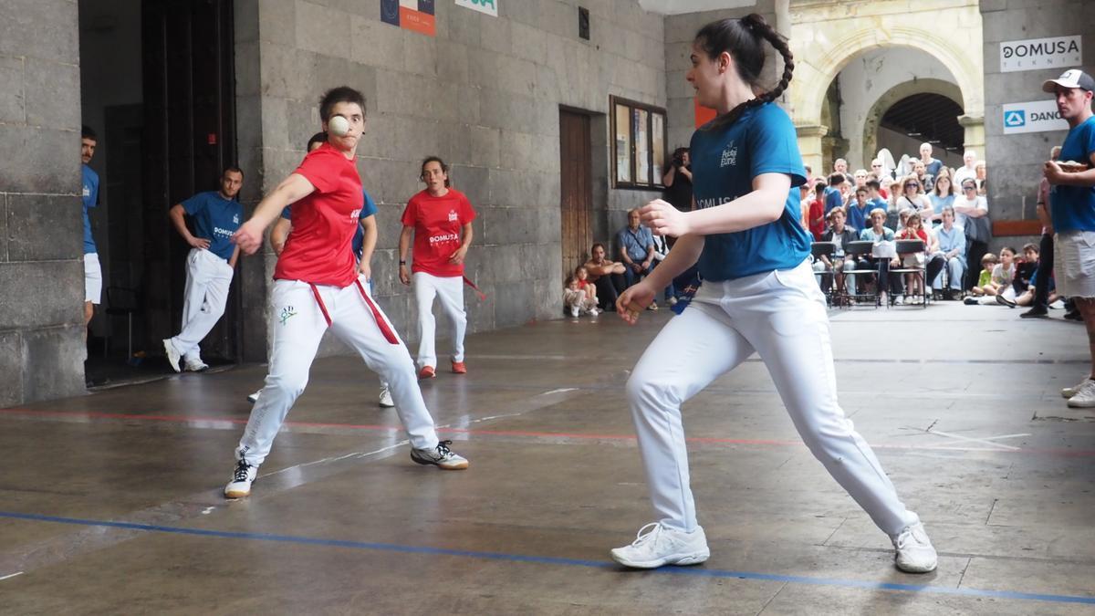 La pelota femenina volverá a jugar una papel destacado en el Pilotari Eguna.