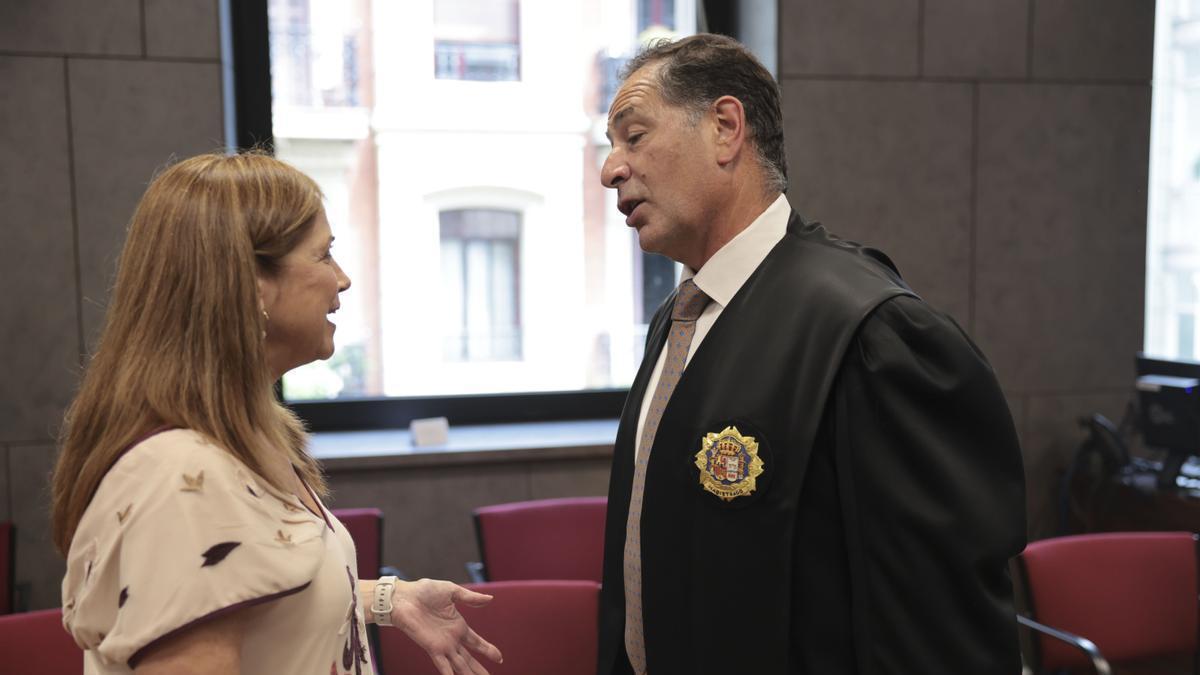 La consejera de justicia, Maria Jesús San José, felicita a Juan Carlos Benito-Butrón en el Palacio de Justicia de Bilbao.