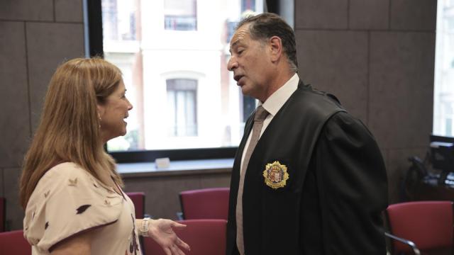 La consejera de justicia, Maria Jesús San José, felicita a Juan Carlos Benito-Butrón en el Palacio de Justicia de Bilbao.