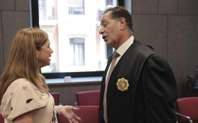 La consejera de justicia, Maria Jesús San José, felicita a Juan Carlos Benito-Butrón en el Palacio de Justicia de Bilbao.