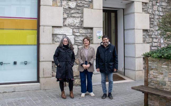 La alcaldesa junto a los ediles Martín y del Amo.