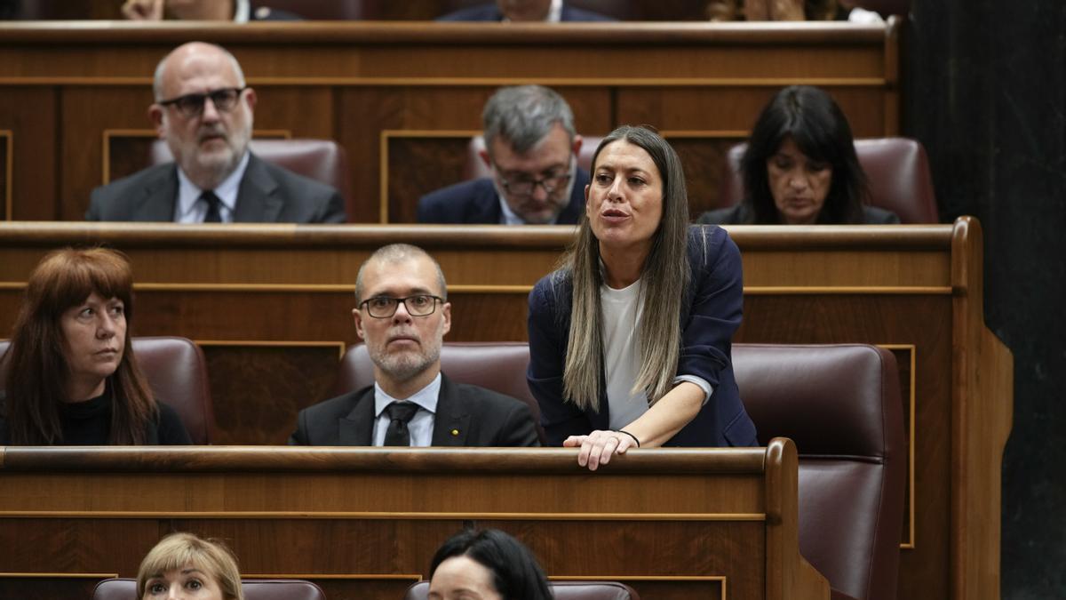 Míriam Nogueras vota durante el pleno en el Congreso.