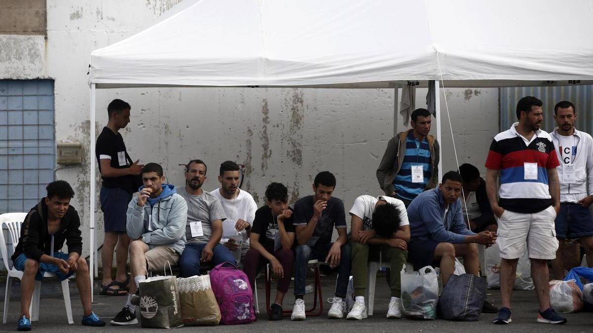 Los supervivientes mantienen que a bordo del pesquero hundido viajaban entre 500 y 700 personas, incluidos algunos de los presuntos traficantes.