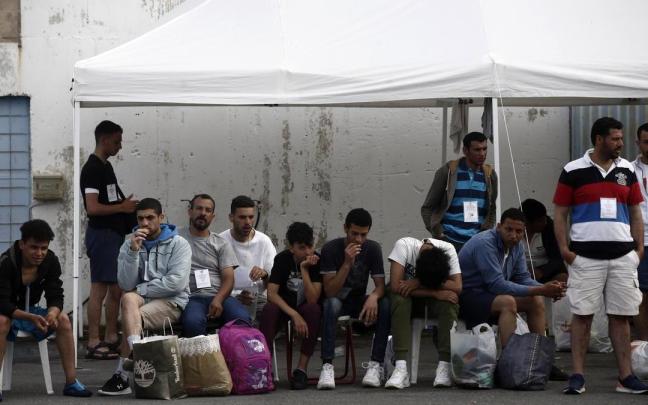 Los supervivientes mantienen que a bordo del pesquero hundido viajaban entre 500 y 700 personas, incluidos algunos de los presuntos traficantes.