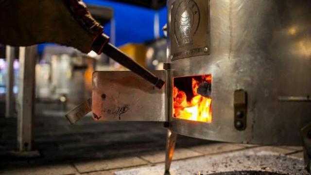 La putxera tiene abajo una cámara donde se cargaba y prendía carbón, y arriba, el puchero.