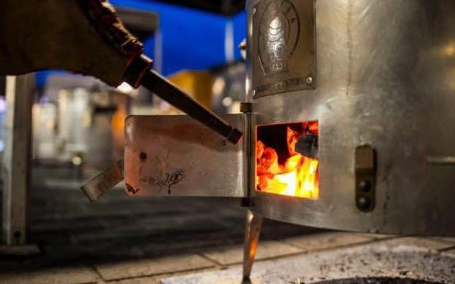 La putxera tiene abajo una cámara donde se cargaba y prendía carbón, y arriba, el puchero.