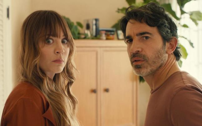 Kaley Cuoco y Chris Messina, en una escena de la serie.