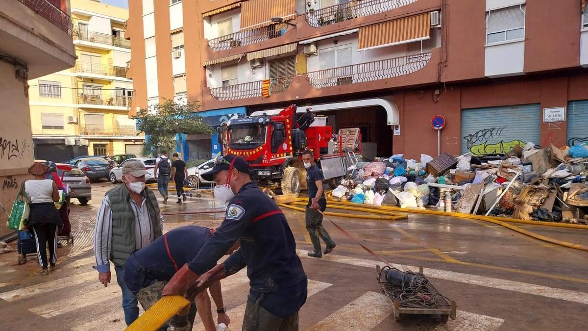 Voluntarios vascos trabajan en las localidades valencianas afectadas por la dana.