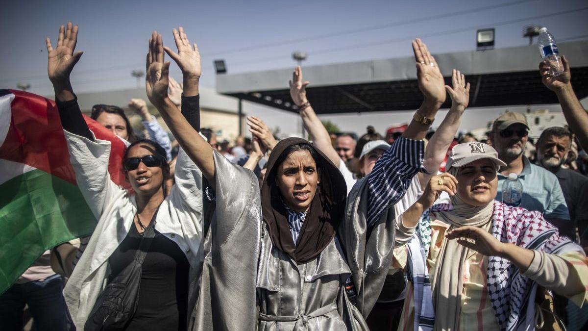 Participantes de la Marcha a Gaza donde se encuentran retenidos por las autoridades egipcias a 30 kilómetros de Ismailiya