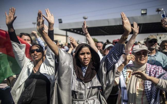 Participantes de la Marcha a Gaza donde se encuentran retenidos por las autoridades egipcias a 30 kilómetros de Ismailiya / EFE Participantes de la Marcha a Gaza donde se encuentran retenidos por las autoridades egipcias a 30 kilómetros de Ismailiya