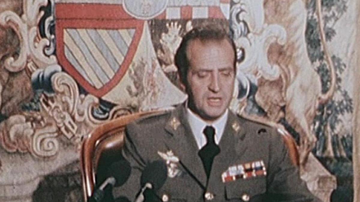 Juan Carlos I, leyendo el mensaje emitido por televisión la noche del 23 de febrero de 1981.
