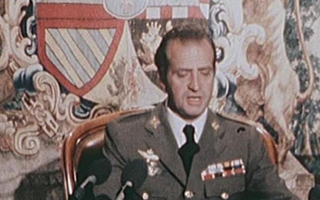 Juan Carlos I, leyendo el mensaje emitido por televisión la noche del 23 de febrero de 1981.