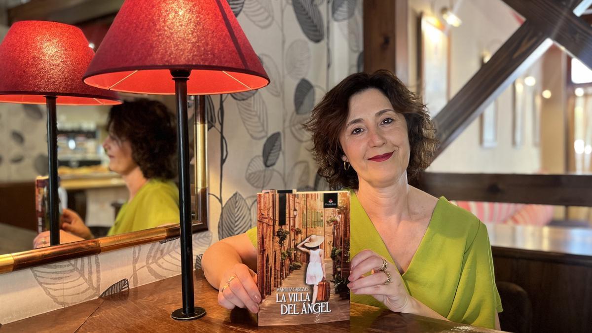 Mariluz Cabezas con su primera novela, 'La villa del ángel'