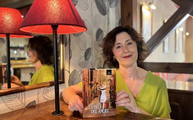 Mariluz Cabezas con su primera novela, 'La villa del ángel'