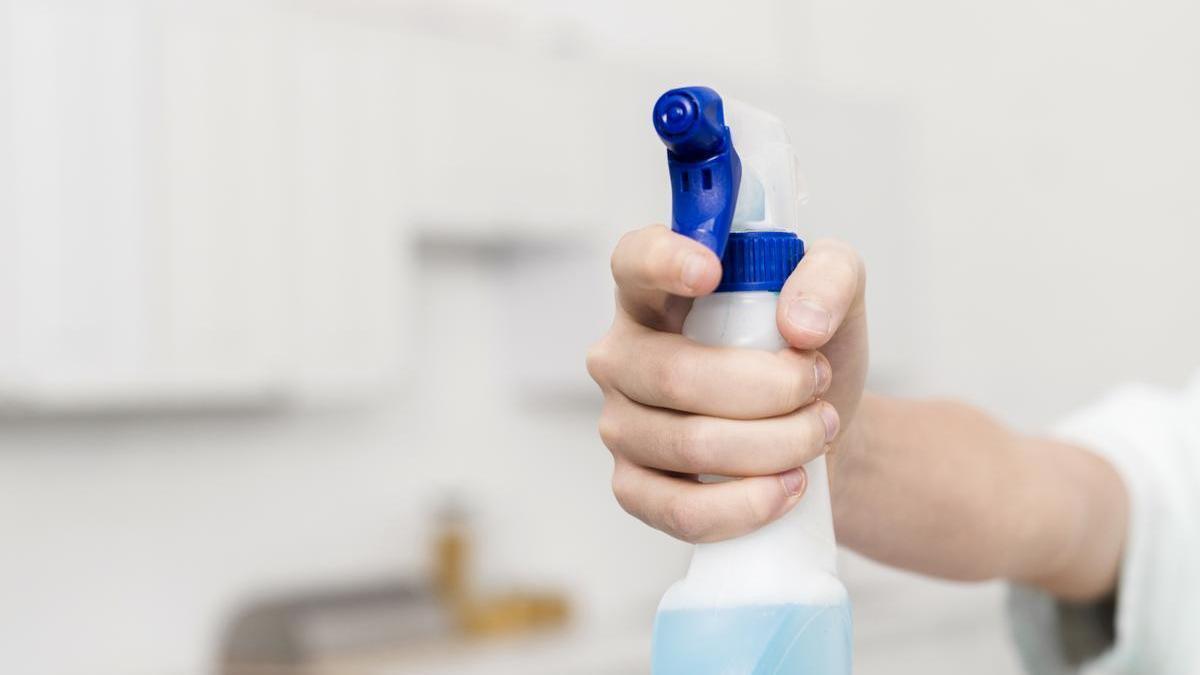 Solución de limpieza con un dispensador en spray.