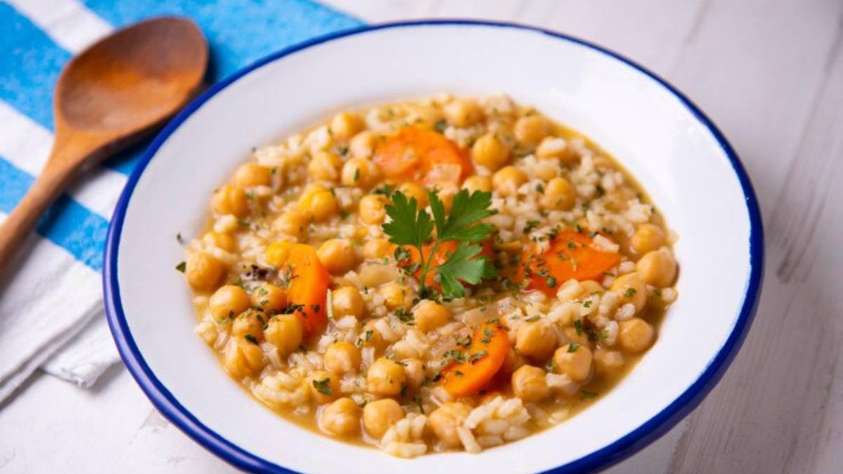 Plato de garbanzos caseros con arroz y zanahoria.