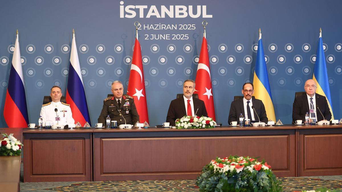 Imagen de las delegaciones reunidas en Estambul para la negociación entre Rusia y Ucrania