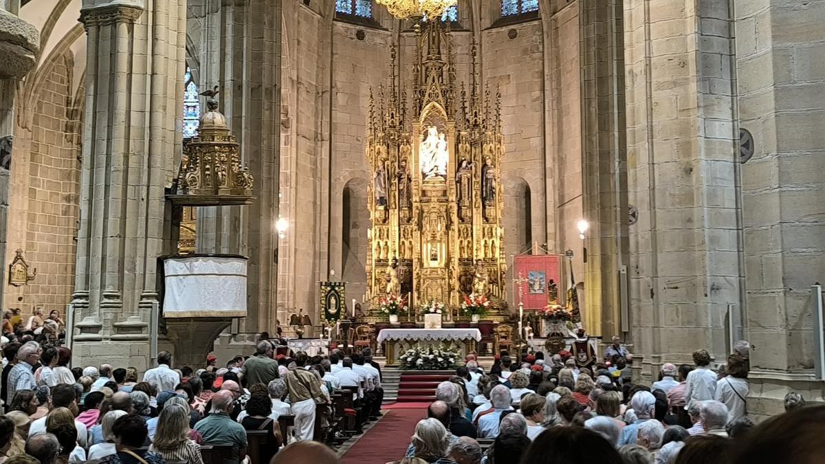La Iglesia Parroquial de Nuestra Señora de la Asunción y del Manzano durante la celebración del Te Deum y Salve