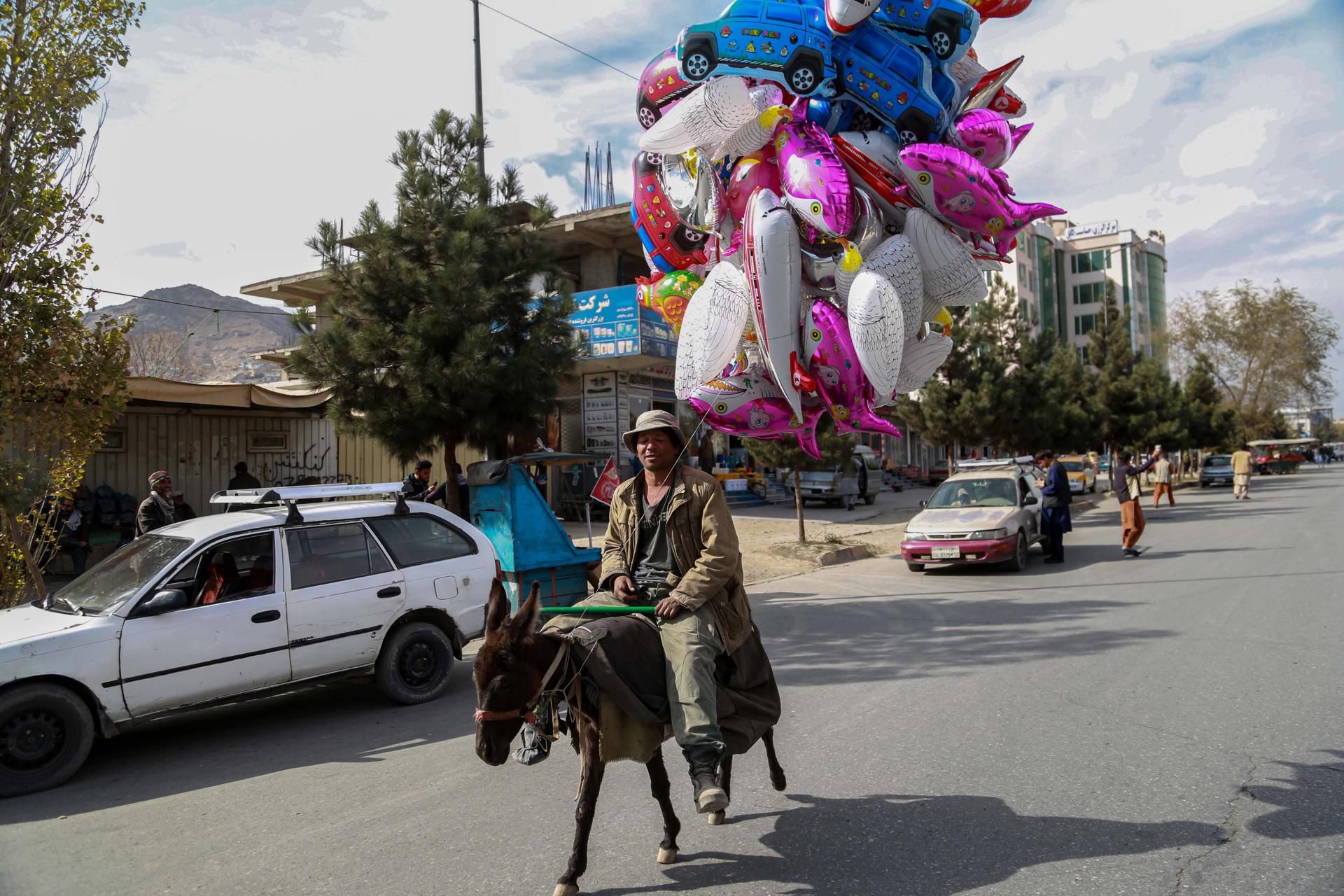 Un hombre afgano vende globos en una calle de Kabul.