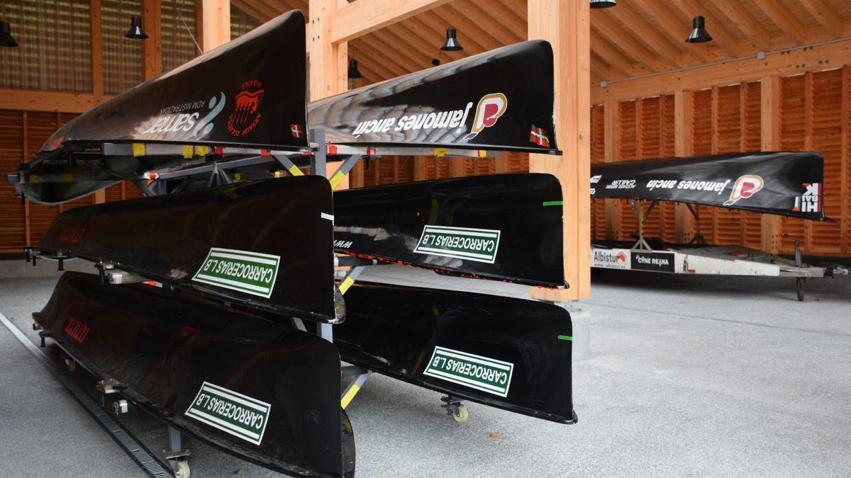 Bateles almacenados en el nuevo pabellón.