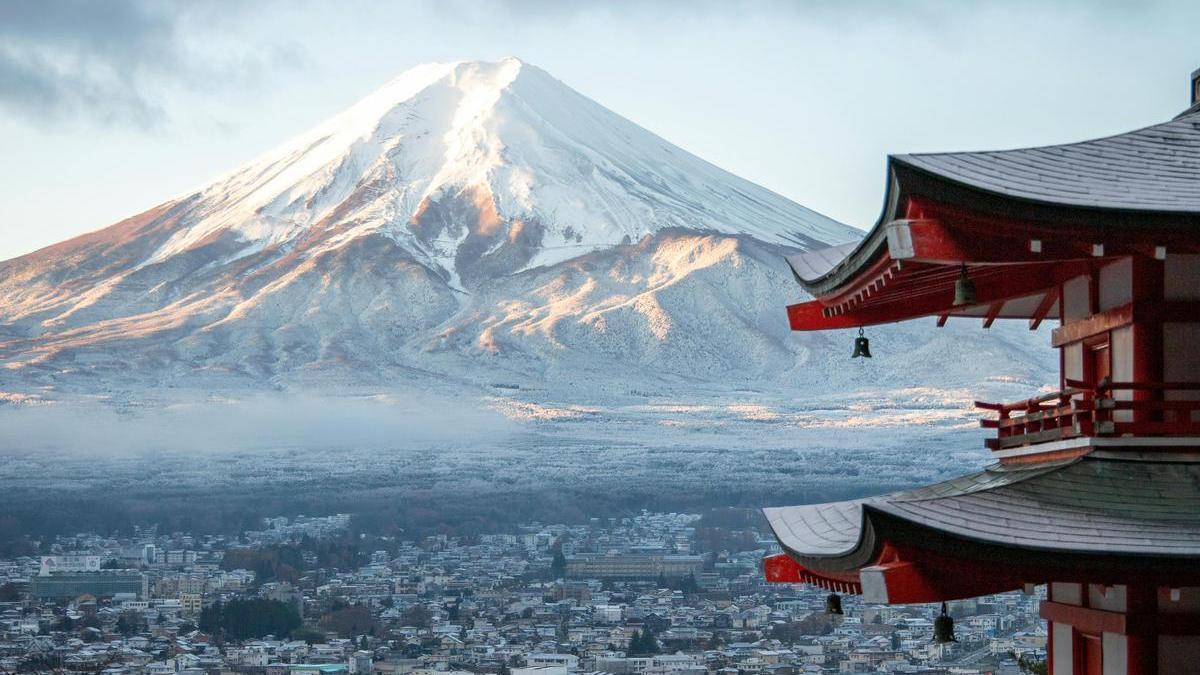 Imagen del Monte Fuji tras una pagoda desde la ciudad de Fujinomiya.
